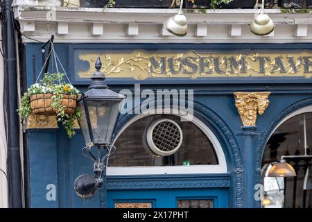 Taverne vintage à Soho, dans le centre de Londres, avec façade bleue classique et lettrage doré. Banque D'Images