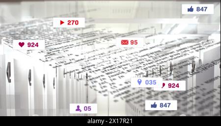 Image des icônes et des numéros des réseaux sociaux et du traitement des données sur des serveurs informatiques Banque D'Images