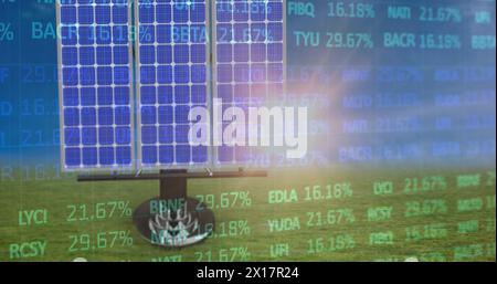 Image du panneau solaire au-dessus de la planche de trading en mouvement contre le soleil brillant dans le ciel Banque D'Images