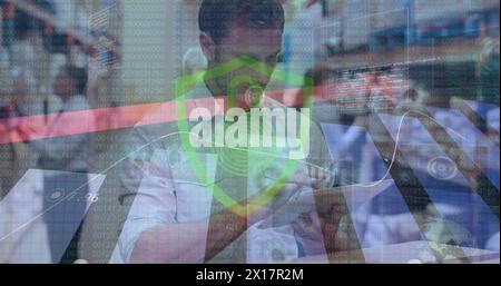 Image de l'icône de cadenas et le traitement des données sur un ouvrier masculin caucasien dans l'entrepôt Banque D'Images