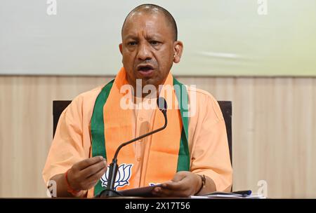 LUCKNOW, INDE - 15 AVRIL : le ministre en chef de l'Uttar Pradesh, Yogi Adityanath, s'adresse à une conférence de presse avant les élections générales de 2024 au siège du BJP le 15 avril 2024 à Lucknow, dans l'Uttar Pradesh Inde. (Photo de Deepak Gupta/Hindustan Times/Sipa USA) Banque D'Images