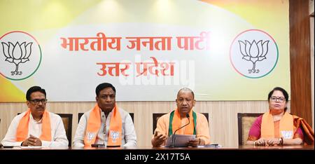 LUCKNOW, INDE - 15 AVRIL : le ministre en chef de l'Uttar Pradesh, Yogi Adityanath, s'adresse à une conférence de presse avant les élections générales de 2024 au siège du BJP le 15 avril 2024 à Lucknow, dans l'Uttar Pradesh Inde. (Photo de Deepak Gupta/Hindustan Times/Sipa USA) Banque D'Images