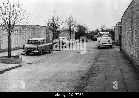 1974 photographie d'archive du domaine de Clarkhill (démoli depuis) au sud de Southern Way à Harlow. Il a été conçu par Bickerdike Allen and Partners et achevé en 1967. Le développement consistait en 200 maisons non traditionnelles construites avec des panneaux de béton préfabriqués utilisant des ouvriers semi-qualifiés. Ils ont été conçus comme une expérience de réduction des coûts, mais ont été confrontés à des problèmes de condensation et de fuites. Le développement a finalement été démoli. Banque D'Images