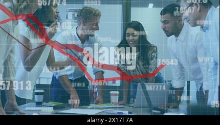 Image des lignes rouges et du traitement des données sur divers hommes d'affaires au bureau Banque D'Images