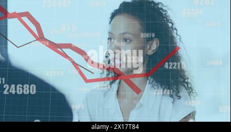 Image des lignes rouges et du traitement des données sur divers hommes d'affaires au bureau. Commerce mondial, finances, informatique et concept de traitement de données digita Banque D'Images