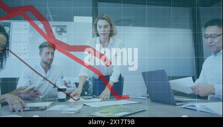 Image des lignes rouges et du traitement des données sur divers hommes d'affaires au bureau Banque D'Images