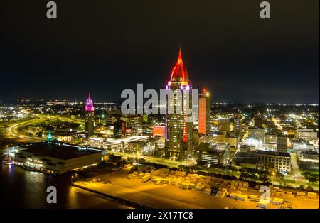 Vue aérienne du centre-ville de Mobile, Alabama au bord de la rivière la nuit Banque D'Images