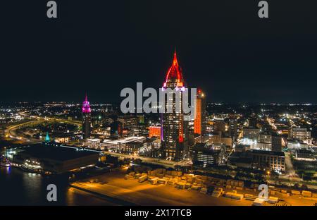 Vue aérienne du centre-ville de Mobile, Alabama au bord de la rivière la nuit Banque D'Images