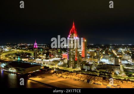 Vue aérienne du centre-ville de Mobile, Alabama au bord de la rivière la nuit Banque D'Images