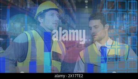 Image du traitement des données sur deux hommes parlant, travaillant dans un centre d'expédition d'entrepôt Banque D'Images