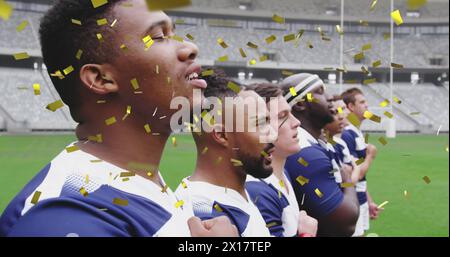 Image de confettis dorés tombant sur deux équipes de rugby multiethniques debout dans une rangée et chantant digi Banque D'Images