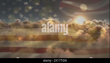Image de taches brillantes et soleil brillant sur le ciel avec des nuages au-dessus du drapeau américain Banque D'Images