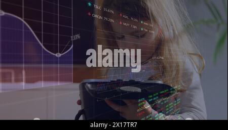 Image du traitement des données financières sur une fille caucasienne utilisant un casque vr Banque D'Images