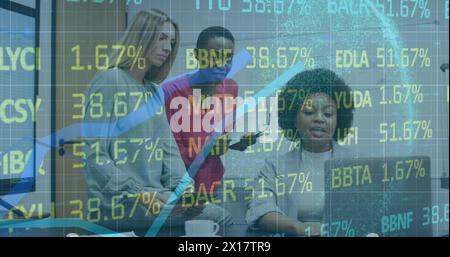 Trois femmes d'affaires diverses discutent de l'utilisation d'un ordinateur portable et d'une tablette dans un bureau Banque D'Images