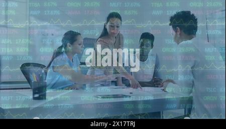 Image de la table de négociation sur divers collègues discutant de stratégie lors d'une réunion au bureau Banque D'Images