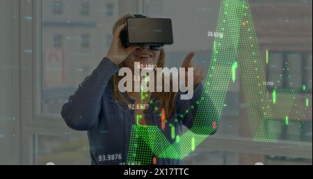 Image d'homme d'affaires portant casque vr et traitement de données sur des dessins mathématiques de laboratoire Banque D'Images