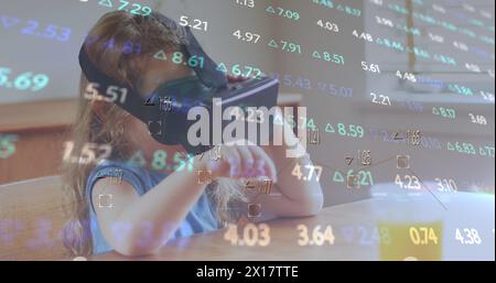 Image du traitement des données financières sur une fille caucasienne utilisant un casque vr. Technologie mondiale, finances et concept d'interface numérique généré numériquement Banque D'Images