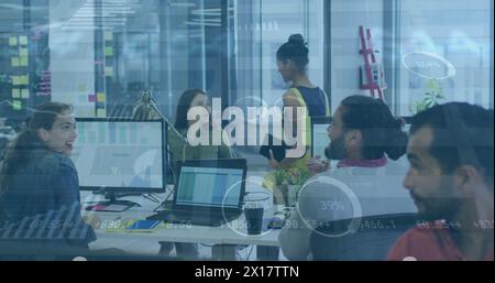 Image de graphiques, cercles sur diverses collègues féminines donnant des cinq hauts sur la réalisation de l'objectif de vente Banque D'Images