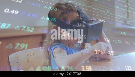 Image du traitement des données financières sur une fille caucasienne utilisant un casque vr Banque D'Images