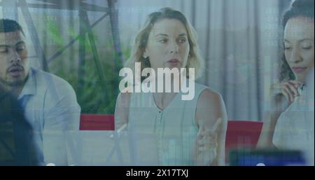 Image de graphiques se déplaçant au-dessus d'une femme caucasienne discutant avec divers collègues en réunion Banque D'Images