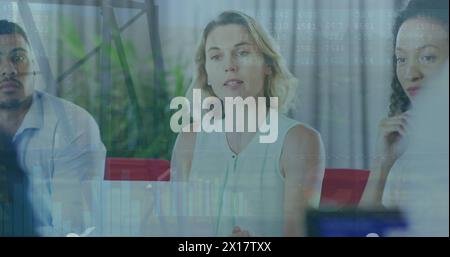 Image de graphiques se déplaçant au-dessus d'une femme caucasienne discutant avec divers collègues en réunion Banque D'Images