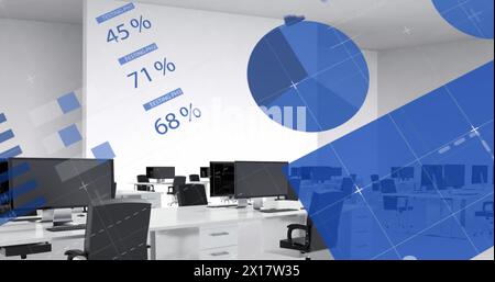 Image du langage informatique et des rapports sur des ordinateurs de bureau sur des bureaux au bureau Banque D'Images