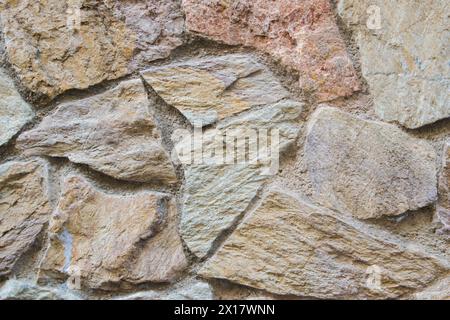 Le beau mur de pierre beige de l'ancien bâtiment se compose de petites briques. Banque D'Images