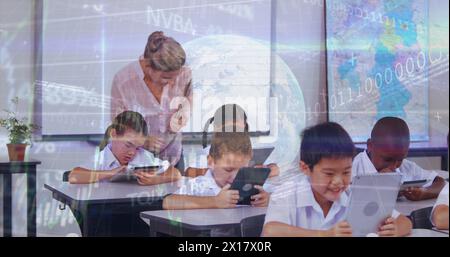 Image d'une enseignante caucasienne avec des étudiants multiraciaux utilisant des tablettes sur le globe et des données Banque D'Images