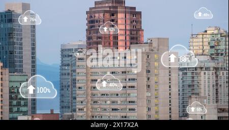 Image de plusieurs icônes de nuage avec un pourcentage croissant par rapport à la vue aérienne de grands bâtiments Banque D'Images