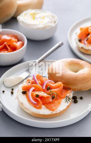 Bagel avec saumon fumé, fromage à la crème, câpres et oignon rouge pour le petit déjeuner Banque D'Images