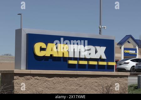 Indianapolis - 13 avril 2024 : concessionnaire Carmax Auto. Carmax est le plus grand détaillant de voitures d'occasion et d'occasion aux États-Unis. Banque D'Images