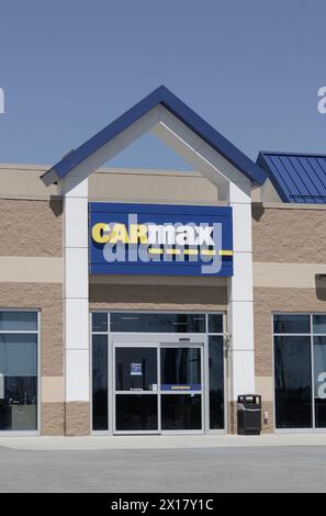 Indianapolis - 13 avril 2024 : concessionnaire Carmax Auto. Carmax est le plus grand détaillant de voitures d'occasion et d'occasion aux États-Unis. Banque D'Images