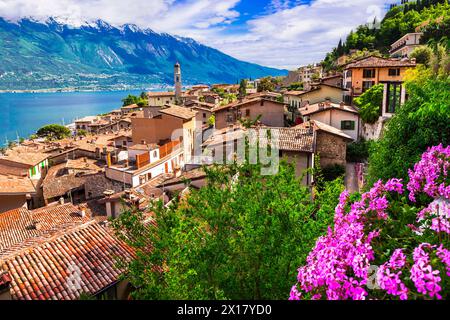 Les lacs italiens les plus pittoresques Lago di Grada, vue sur le beau village Limone sul Garda. Lombardie, Italie Banque D'Images