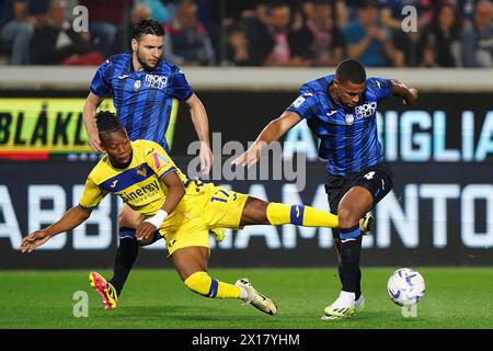 Bergame, Italie. 13 avril 2024. Isak Hien d'Atalanta, combat pour le ballon avec Nuslin de Vérone. Pendant le match de football Serie A entre Atalanta et Hellas Vérone au stade Gewiss, Italie du Nord - lundi 15 avril, 2024. Sport - Soccer . (Photo de Spada/LaPresse) crédit : LaPresse/Alamy Live News Banque D'Images