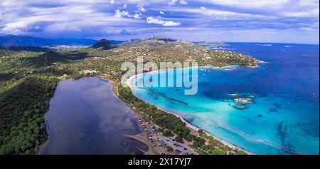 Les meilleures plages de l'île de Corse - vidéo aérienne de la belle plage de Santa Giulia longue avec le lac de sault d'un côté et la mer turquoise de l'autre Banque D'Images