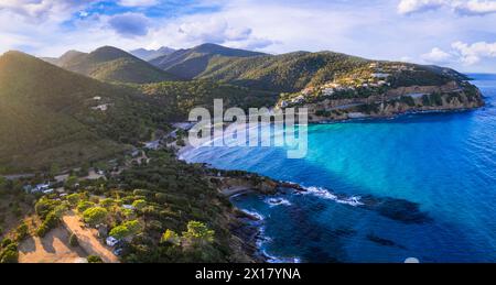 Nature pittoresque et plages de l'île de Corse. vue panoramique sur drone aérien Banque D'Images