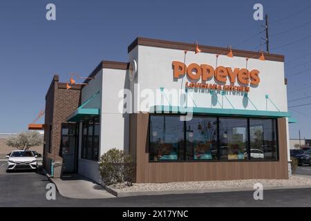 Indianapolis - 13 avril 2024 : Popeyes Louisiana Kitchen Fast Food Restaurant. Popeyes est connu pour son poulet frit de style cajun. Banque D'Images