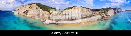 Grèce voyage, les meilleures plages de l'île de Corfou. Splendide plage sauvage Loggas sous l'énorme rocher vertical. Cap de Drastis, Sidari Banque D'Images
