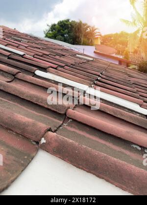 Tuiles de toit de maison sur fond de ciel ensoleillé vue rapprochée Banque D'Images