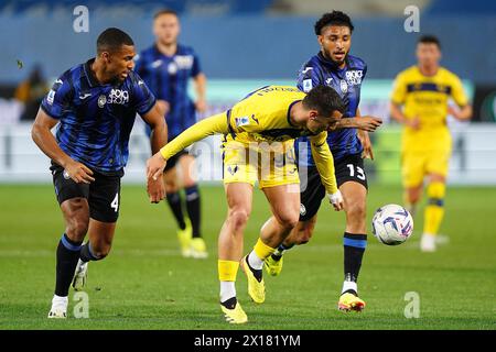 Bergame, Italie. 13 avril 2024. Isak Hien d'Atalanta combat contre le ballon avec federico bonazzoli de Veona. Pendant le match de football Serie A entre Atalanta et Hellas Vérone au stade Gewiss, dans le nord de l'Italie - lundi 15 avril, 2024. Sport - Soccer . (Photo de Spada/LaPresse) crédit : LaPresse/Alamy Live News Banque D'Images