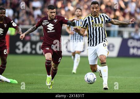 Antonio Sanabria du Torino FC se bat pour le ballon avec Danilo Luiz da Silva de la Juventus lors du match de Serie A entre le Torino FC et la Juvent Banque D'Images