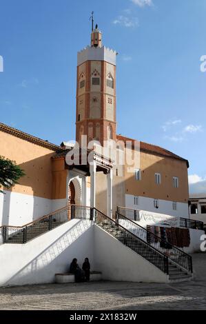 Chefchaouen, grande mosquée avec minaret dans le centre-ville, Kasbah, Une mosquée avec une tour et une horloge sous un ciel bleu clair, Chefchaouen, Maroc Banque D'Images