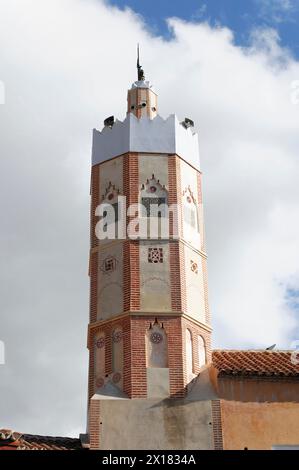 Grande mosquée avec minaret dans le centre-ville, Kasbah, minaret richement décoré devant un ciel dégagé, Chefchaouen, Maroc Banque D'Images