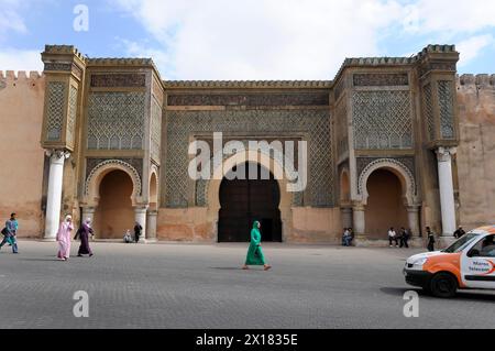Porte de la ville de Bab Mansour, Meknès, vue de la porte de Bab Mansour à Meknès avec passants et ciel dégagé, Nord du Maroc, Maroc Banque D'Images