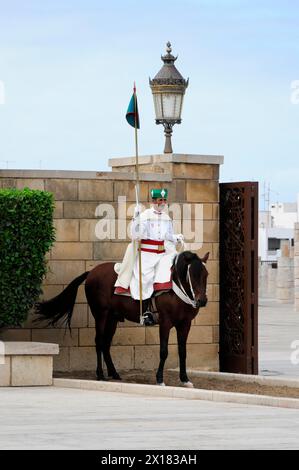 Cavalier, garde en uniforme traditionnel devant la porte Mausolée Mohammed V et Hassan II, Rabat, garde en uniforme à cheval tient un drapeau, à proximité Banque D'Images