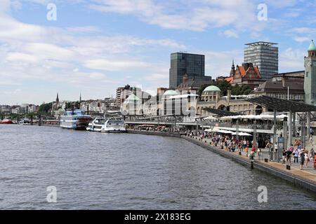 Vue sur le port de Hambourg avec les navires et la tour de l'horloge par jour, Hambourg, promenade animée au port de Hambourg avec les gens, l'architecture et les navires sur un nuageux Banque D'Images