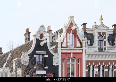 Toits à pignon du vieux Amsterdam. Banque D'Images