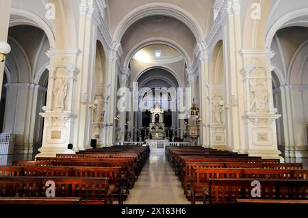 Catedral de la Asuncion, 1860, Léon, Nicaragua, Amérique centrale, intérieur spacieux de l'église avec des bancs et un autel opulent, Amérique centrale Banque D'Images