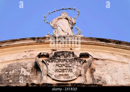 Catedral de la Asuncion, 1860, Léon, Nicaragua, Amérique centrale, statue d'un ange sur le pignon d'un ancien bâtiment avec inscription latine, centrale Banque D'Images