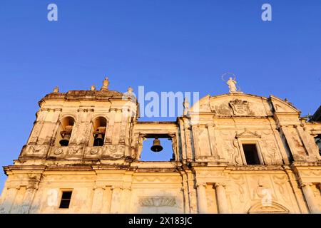 Catedral de la Asuncion, 1860, Léon, Nicaragua, Amérique centrale, le sommet d'une façade d'église baroque avec des clochers contre un ciel ensoleillé, Central Banque D'Images